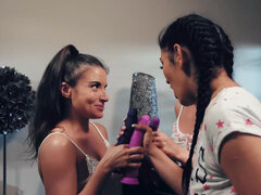 Brunetka, Dildo, Skórzany, Lizanie, Mama, Naturalne cycki, Strona, Cycki