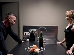 Stor stjärt, Stor kuk, Stora tuttar, Avsugning, Doggystyle, Kök, Kort hår, Mager