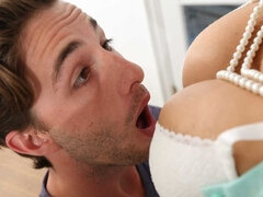 Fafanje, Doggystyle, Dekle drka tiča, Kuhinja, Lizanje, Milf, Obrito, Joške