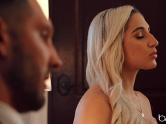 Lízaní zadků, Kotě, Blondýna, Péro, Šaty, Na obličej, Honění, Přírodní prsa