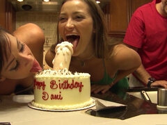 Grosse bite, Éjaculation interne, Hard, Seins naturels, Orgasme, Fête, Dénudage, Jouets