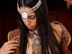 Rumpa, Brunett, Fingering, Gapande, Onani, Naturliga tuttar, Rakad, Solo