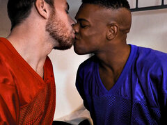 Footlicking hunk barebacking for jizz in interracial