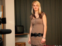 Blondine, Pik sutte, Hundestilling, Håndjob, Barberet, Stripning, Teenager, Bryster