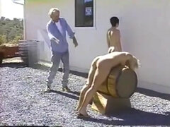 Blondin, Brunett, Långt ner i halsen, Fetisch, Grupp, Förödmjukelse, Utomhus, Spanking