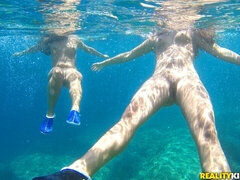 Gros cul, Grosse bite, Gros seins, Noire, En levrette, 2 femmes 1 homme, Adolescente, Plan cul à trois