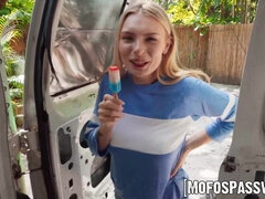 Grote mammen, Blond, Pijpbeurt, Diep in de keel, Sperma in gezicht, Hardcore, Buiten, Openbaar