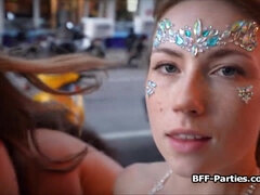 Isot tissit, Bikinit, Neljän kimppa, Kotitekoinen, Juhlat, Näkökulma pov, Teini, Tissit