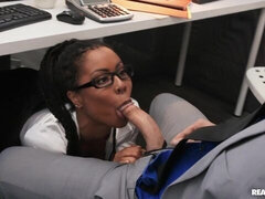 Μεγάλος κώλος, Μεγάλος πούτσος, Μεγάλα βυζιά, Πίπα, Σε στάση σκύλου στα τέσσερα, Ώριμη γυναίκα, Γραφείο, Βυζιά