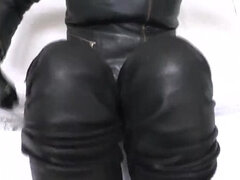 Bruinharig, Lul, Dominante vrouw, Handschoenen, Latex, Meesteres, Slaaf, Alleen