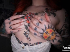 Pompino, Sborrata, Hd, Punto di vista pov, Rossa, Urlando, Tatuaggi, Tette