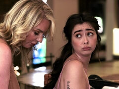 Veľký zadok, Veľké kozy, Prstovanie, Lesbické, Výprask, Spodná bielizeň, Masturbácia, Stripping