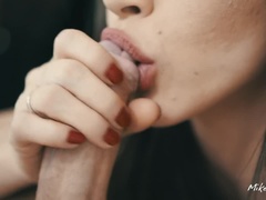 Lei gioca col frenulo e adora il mio glande