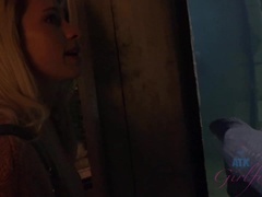 Amatör, Badrum, Blondin, Fingering, Flickvän, Piercing, Pov, Tuttar