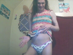 Sensual drag queen Millie explores her g-string paradise in a playful session!