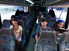 Duży tyłek, Obciąganie, Brunetka, Autobus, Pirsing, Punkt widzenia, Spódnica, Toaleta