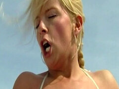 Stora tuttar, Bikini, Blondin, Avsugning, Par, Sperma shot, Tonåring, Vintage