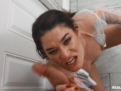 Amatorka, Łazienka, Brunetka, Kneblowanie, Obciąganie, Naturalne cycki, Ogolona, Spanking