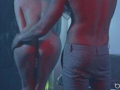 Brunetka, Péro, Na psíka, Prstovanie, Honění, Prirodzené prsia, Krátke vlasy, Vlhká