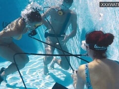 Sucer une bite, Brunette brune, Tir de sperme, Européenne, De plein air, Public, Suçant, Sous marin