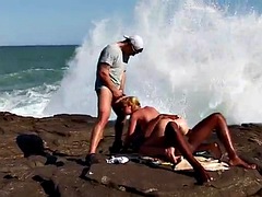 Praia, Peitos grandes, Dupla penetração, Hardcore, Interracial