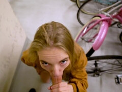 Blonde, Sucer une bite, Tir de sperme, En levrette, Russe, Rasée, Adolescente, Nénés