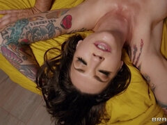 Anal, Sucer une bite, Brunette brune, Plantureuse, Hard, Hd, Actrice du porno, Réalité