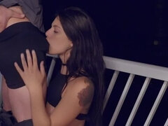 Velké péro, Brunetka, Dávení penisem, Hd, Venku, Různé pohledy, Tetování, Kozičky