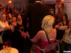 Amateur, Grosse bite, Blonde, Sucer une bite, Dansant, Embrassement, Fête, Nénés