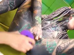 Sucer une bite, Faciale, Lesbienne, Léchez, Chevaucher, Tatouage, Plan cul à trois, Nénés