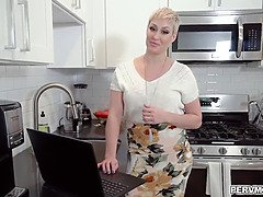 Schönheit, Blasen, Vollbusig, Geile alte tussi, Kehlenfick, Milf, Mutti, Schreiend