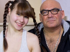 Rumpa, Blondin, Avsugning, Doggystyle, Kysser, Slick, Strippning, Tonåring