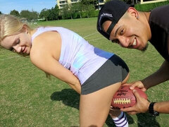 Hatalmas hátsó, Monumentális dákó, Tekintélyes didik, Szőke, Cumizás, Kutya póz, Természetes mellek