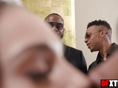 Stor pik, Brunette, Pik, Gangbang, Gruppe, Hårdt, Hd, Mager