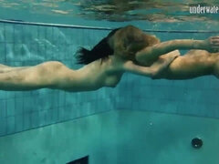 Kisbaba, Szőke, Gesztenyebarna, Női, Nyilvános, Tini, Begyek, Víz alatt