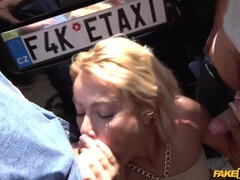 Nana, Blonde, Sucer une bite, Britannique, Gorge profonde, De plein air, Public, Maigrichonne