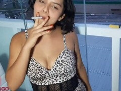 Cul à la bouche, Gros cul, Grosse bite, Sucer une bite, Fumer, Tatouage