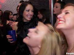 Braunhaarige, Cfnm, Bekleidet, Tanzen, Handjob, Reiten, Strümpfe, Swingers