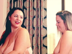 Isot tissit, Sormetus, Suudella, Lesbo, Selkäsauna, Alusvaatteet, Itsetyydytys, Ajeltu