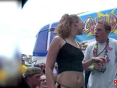 Vysokoškolačka, Párty