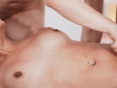 In den arsch, Blasen, Braunhaarige, Aufs gesicht abspritzen, Interrassisch, Piercing, Kurzes haar, Flotter dreier