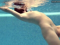 Popó, Fürdő ruha, Gesztenyebarna, Cseh, Filigrán alkatú, Nyilvános, Egyedül, Tetkó