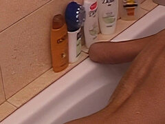 Cuarto de baño, Morena, Europeo, Penetracion con puños, Orinar, Coño, Chorro, Tetas