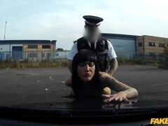 18 ans, Grosse bite, Brunette brune, Voiture, En levrette, Seins naturels, De plein air, Nénés