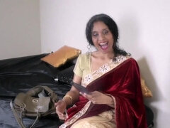 Indian MILF with natural boobs tries to seduce you