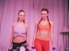 Blondine, Küssen, Lesbisch, Masturbation, Muschi, Sport, Entkleiden, Jungendliche (18+)