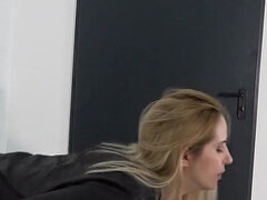 Blonde, Homme nu et filles habillées, Domination, Femme dominatrice, Talons, Humiliation, Punition, Esclave