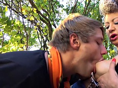 Blasen, Geile alte tussi, Oma, Reif, Im freien