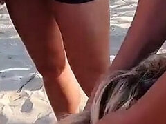 Enthousiasteling, Strand, Grote lul, Blond, Pijpbeurt, Groepseks ejactulatie, Groepseks, Handbeurt