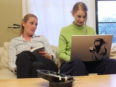 Biseksuel, Blondine, Give finger, Hd, Slikning, Mor jeg gerne vil kneppe, Teenager, Bryster